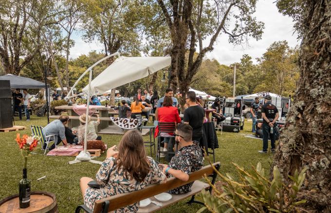 #MComDáVoz: Open bar e food, música e descontração são atrações do 3º Bah BBQ nos vinhedos da Aurora em Pinto Bandeira