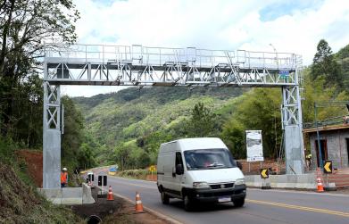 Novo pórtico do sistema free flow começa a ser instalado, na próxima segunda (16), no km 151 da ERS-122