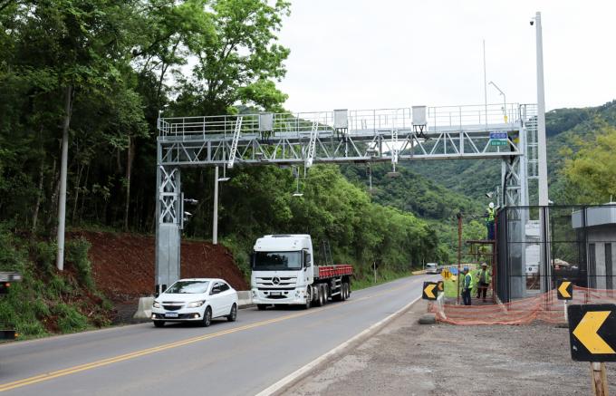 Montagem do terceiro pórtico do free flow está prevista para esta quarta (1º), no km 6,5 da ERS-446